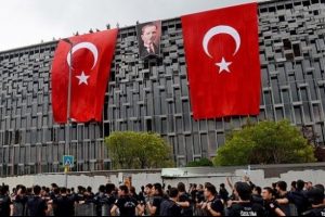 Polisler Atat&uuml;rk K&uuml;lt&uuml;r Merkezi'nden ayrılıyor