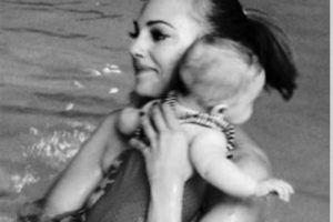 Meryem Uzerli kızı Lara ile havuz keyfi yaptı...