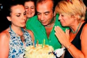 Yaşg&uuml;n&uuml;n&uuml; kutlayıp kitap imzaladı...
