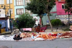 Suriyelilerin kaldırımlarda yaşam m&uuml;cadelesi