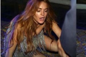 Lindsay Lohan yere kapaklandı...