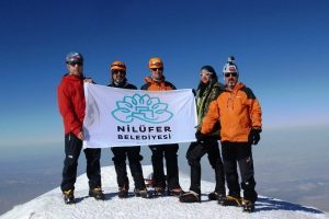Nil&uuml;fer Bayrağı Ağrı zirvesinde dalgalandı
