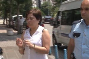 Erkek arkadaşına kızdı evini yaktı