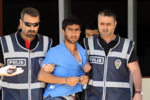 Bayrağı indirmeye &ccedil;alışan kişi serbest!