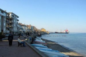 Bursa sahilleri parf&uuml;ml&uuml;, sabunlu sularla temizleniyor