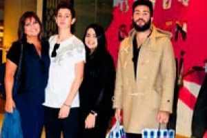 &Ccedil;ocuklarıyla alışveriş turuna &ccedil;ıktı...