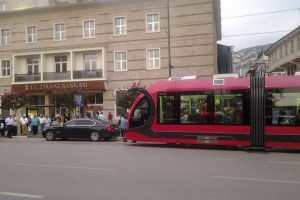 Sorumsuz s&uuml;r&uuml;c&uuml;ler tramvay seferlerini aksatıyor