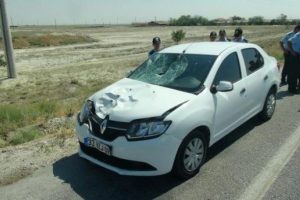 'Dur' ihtarına uymayıp otomobiliyle polise &ccedil;arptı