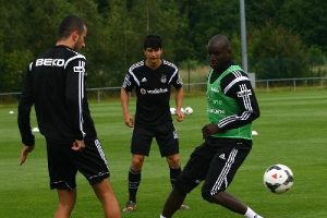 Demba Ba ilk antrenmanına &ccedil;ıktı