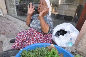 30 yıldır kaldırımda sattığı sebzelerle hasta eşi ve &ccedil;ocuklarına bakıyor