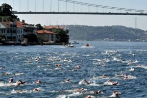 İstanbul Boğazı'nda y&uuml;zme ş&ouml;leni
