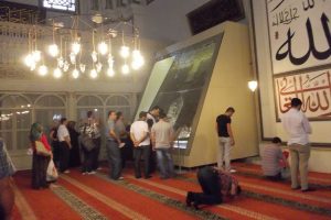 Ulucami'de namaz kılmak g&uuml;&ccedil;leşti