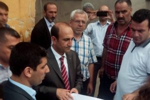Edebali sokak sokak gezerek mahallenin sıkıntılarını dinledi