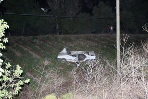 Sıkıştığı ara&ccedil;tan vatandaşlarca &ccedil;ıkarıldı