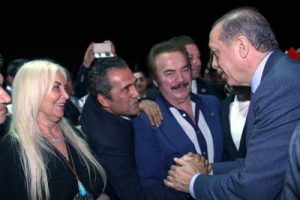 Erdoğan'ın iftarına katılan solcu sanat&ccedil;ı olay oldu