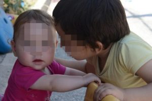 G&ouml;zleri &ouml;n&uuml;nde babaları annelerinin başını ezdi