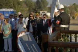 Abdullah G&uuml;l, Denktaş'ın anıtına &ccedil;elenk koyamadı