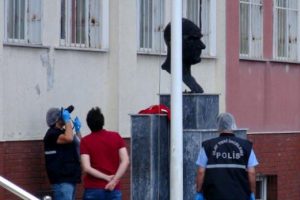 Okul bah&ccedil;esinde T&uuml;rk bayrağı indirildi