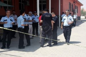 Cezaevi &ouml;n&uuml;nde silahlı kavga: 1 &ouml;l&uuml; 1 yaralı