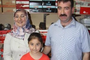 K&uuml;&ccedil;&uuml;k Ayşenur dede yadigarı bileziğini Gazze'ye g&ouml;nderdi