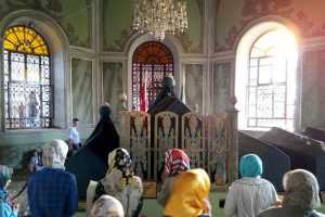Ramazan'da Emir Sultan t&uuml;rbesine vatandaş akını
