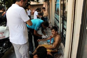 Kız arkadaşına bakan 2 kişiyi bı&ccedil;akladı
