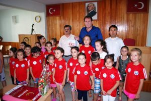 Minik sporcular Gazze i&ccedil;in kumbaralarını boşalttı