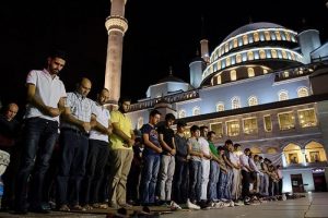 Kadir Gecesi'nde vatandaşlar camilere akın etti