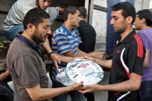 TİKA Gazze'de 15 bin iftarlık dağıttı