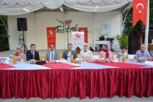 Coca-Cola'yı 'Fanta' i&ccedil;erek protesto etti