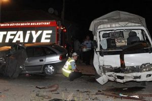 Otomobille kamyonet &ccedil;arpıştı: 1 &ouml;l&uuml;, 4 yaralı