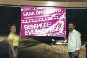 Pankarta &ouml;yle bir şey yazdı ki...