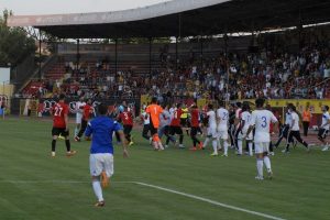 Eskişehirspor-Karab&uuml;kpor ma&ccedil;ında kavga &ccedil;ıktı!