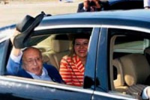 Demirel, f&ouml;tr şapkasıyla tatilde