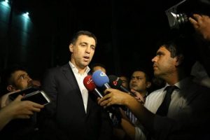 Hakan Ş&uuml;k&uuml;r'den g&ouml;zaltındaki polislere destek
