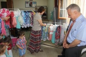 Yardıma muhta&ccedil; &ccedil;ocukların bayramlık sevinci