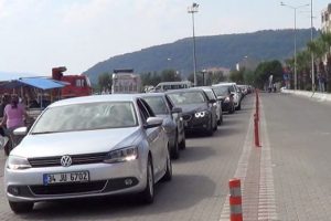&Ccedil;anakkale Boğazı'ndaki feribotlarda kilometrelerce kuyruk oluştu