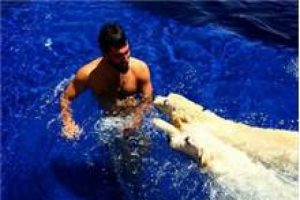 Arda Turan k&ouml;pekleriyle y&uuml;zd&uuml;