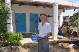 30 yıldır evine elektrik bağlatamıyor