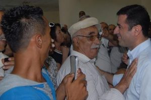 Demirtaş'tan, Rize'de standını tekmeleyen gen&ccedil;lere mesaj