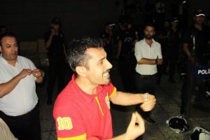 Adliyeye alınmayan Baransu polise tepki g&ouml;sterdi