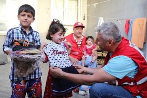 T&uuml;rkmen &ccedil;ocukların bayramlıkları Kızılay'dan