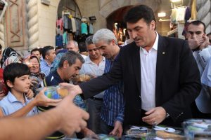 Osmangazi Belediye Başkanı D&uuml;ndar iftariyelik dağıttı