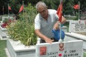 Şehit aileleri &ccedil;ocuklarının mezarı başına koştu