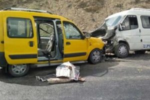 Mezarlığa giderken kaza yaptılar