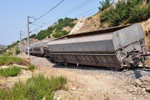Kars'ta y&uuml;k treni raydan &ccedil;ıktı