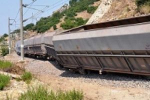 Y&uuml;k treni dehşeti! Raydan &ccedil;ıktı ve...