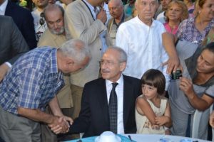 Kurmaylarıyla birlikte sokak iftarına katıldı