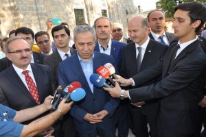 Arın&ccedil; bayram namazını Ulu Cami'de kıldı