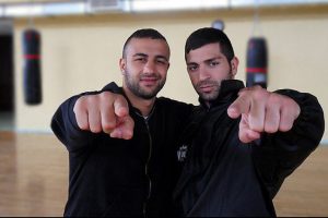 Boks ma&ccedil;ında salon birbirine girdi